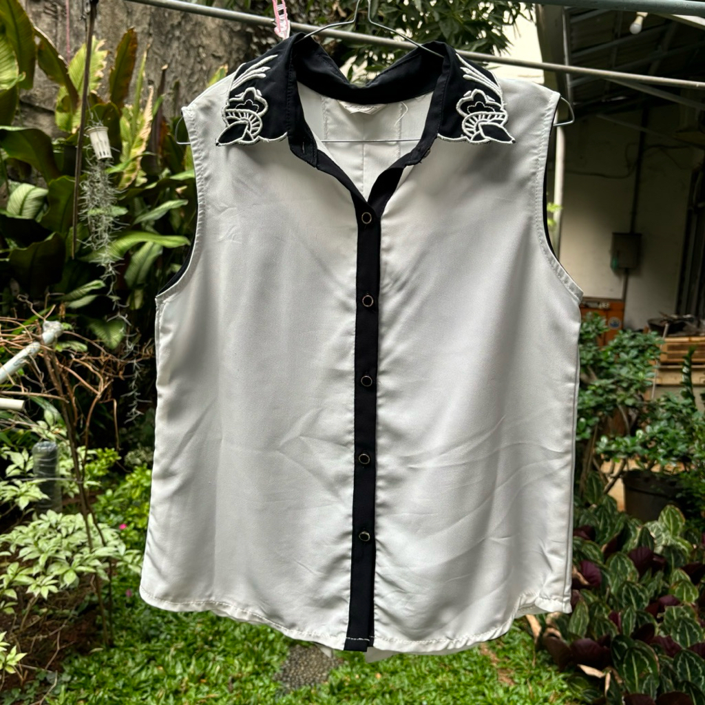 kemeja hitam putih kerah bordir