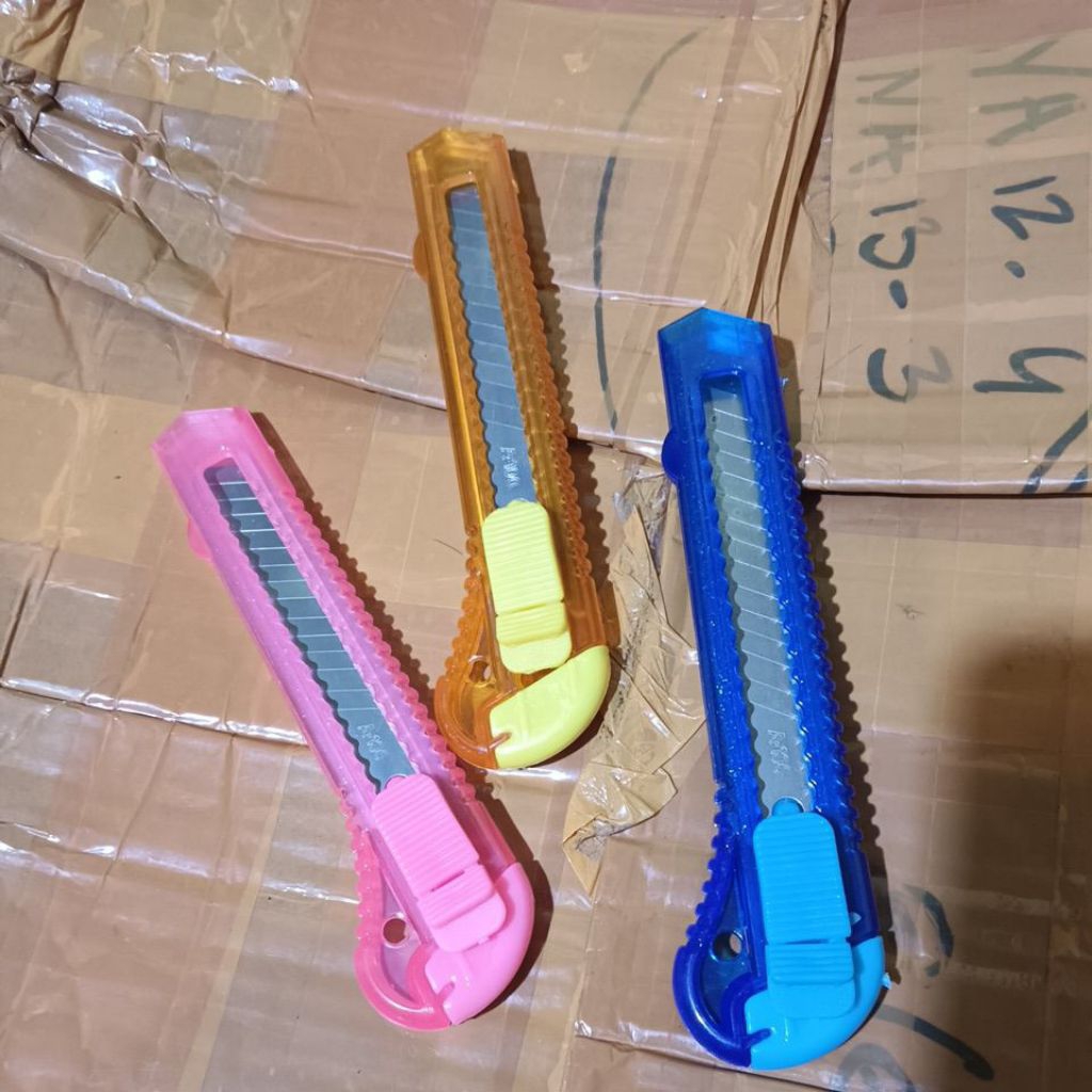 

cutter pemotong pisau cutter