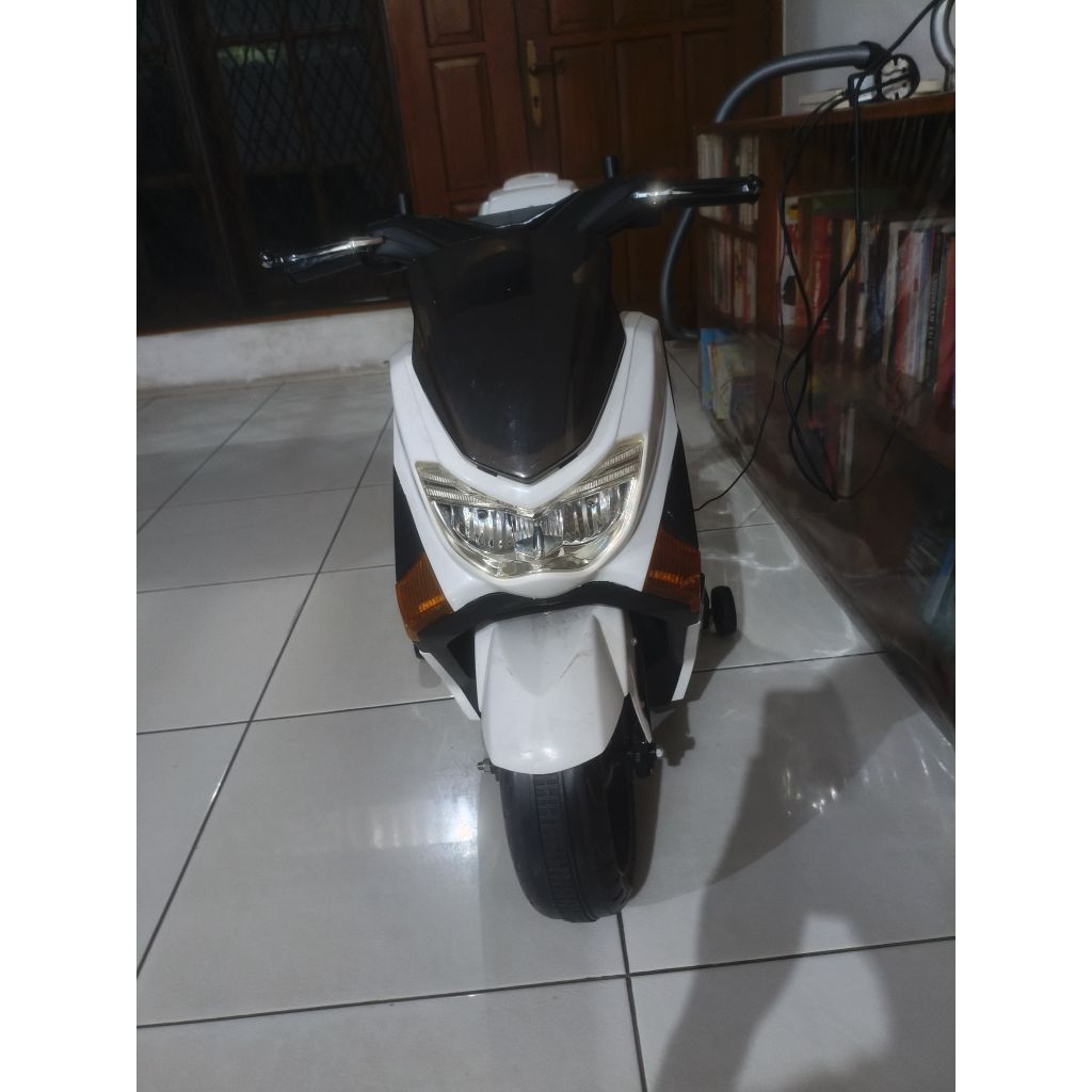 Mainan Motor Aki Anak Nmax- Putih (Preloved)