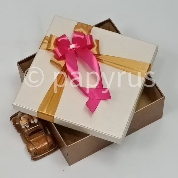 

PAPYRUS Kombinasi 25x25 Tinggi 8cm Kotak Kado Gift Box Hardbox Hampers V3
