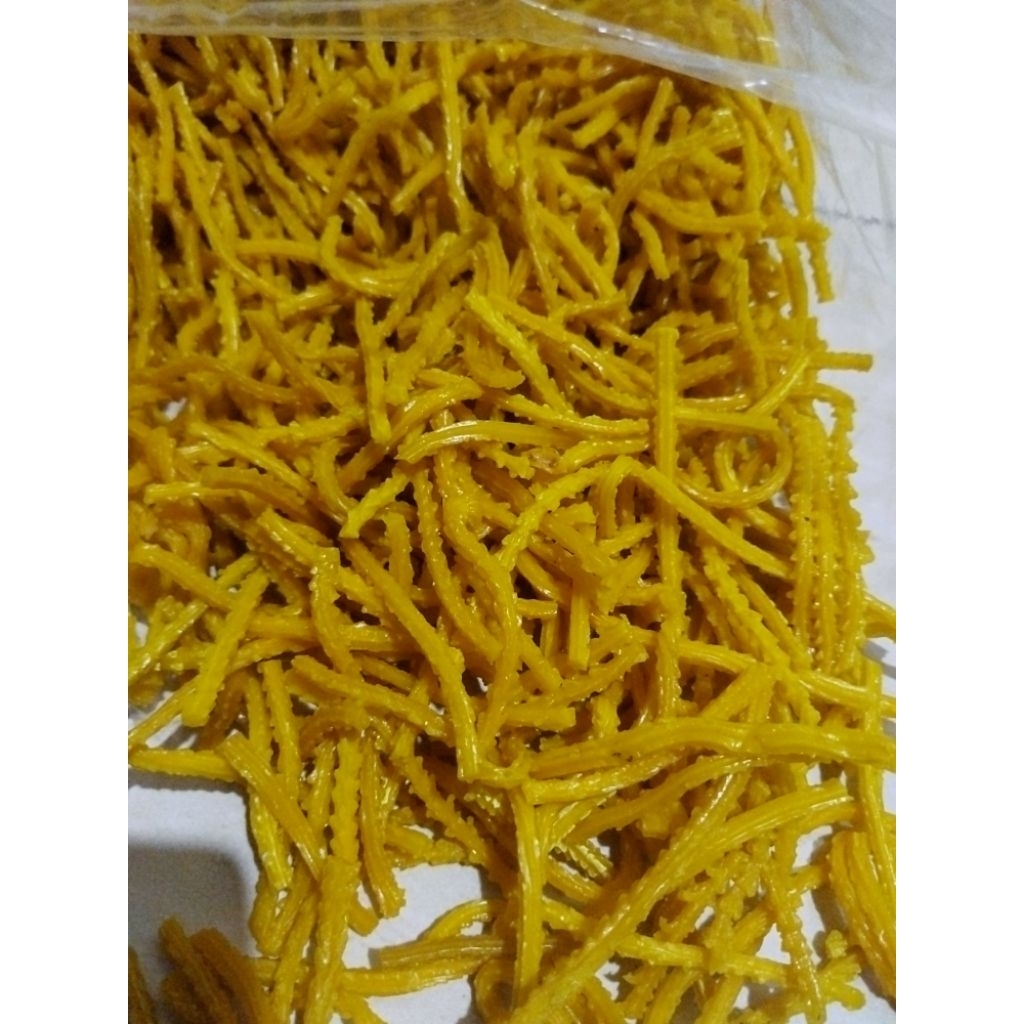 

krupuk manggar mentah siap untuk di goreng renyah gurih dan pastinya nikmat