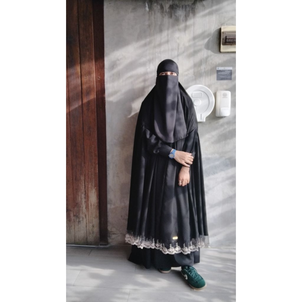 Khimar renda pink bolong tangan jilbab renda jetblack jumbo salmaaniqob Khimar jumbo