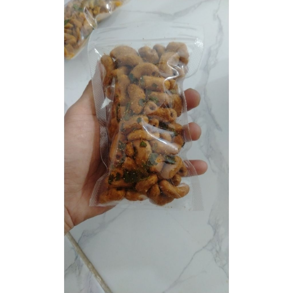 

bismillah jual cemilan dengan variasi yg tersedia dietalase.