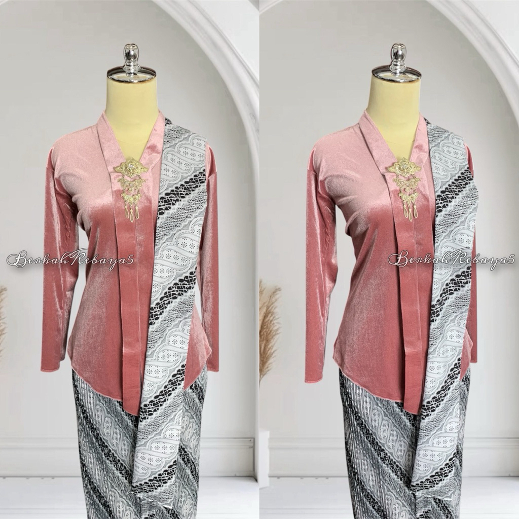 Setelan Kebaya Encim Bludru Warna Rose Gold / Kebaya + Selendang + Jarik Wiru Plisket Motif Sogan Pu