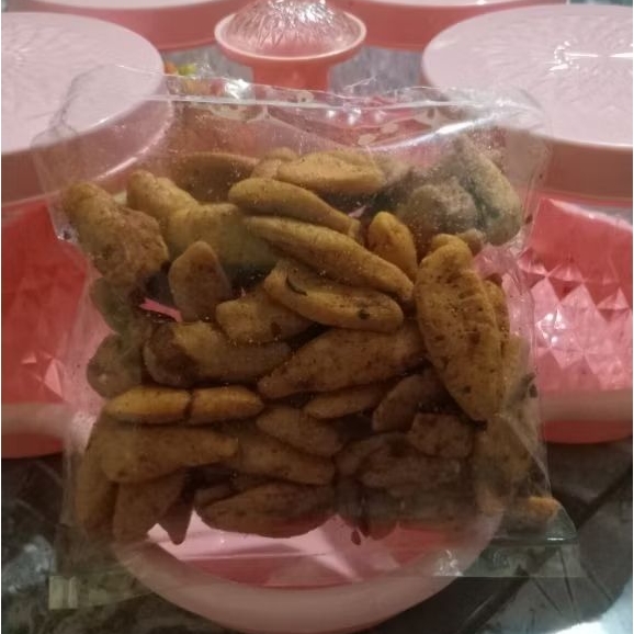 Keripik basreng, pedas dan asin. Baso Goreng. Kemasan 100 gram (5 ribu) dan 200 gram (10 ribu)