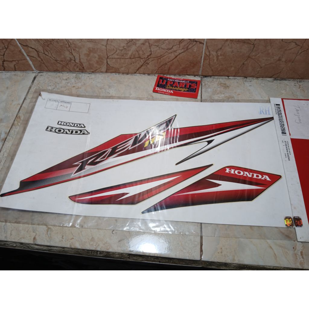 871X0 KWW A40ZAR STRIPING BODY REVO ABSOLUTE 110 HITAM MERAH KANAN ORIGINAL AHM