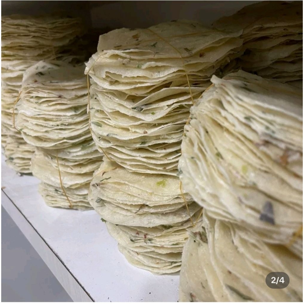 

krupuk pitalah,yg bnyak cabe,daun bwang 1 kbek berisi 50 lembar harga 18.000