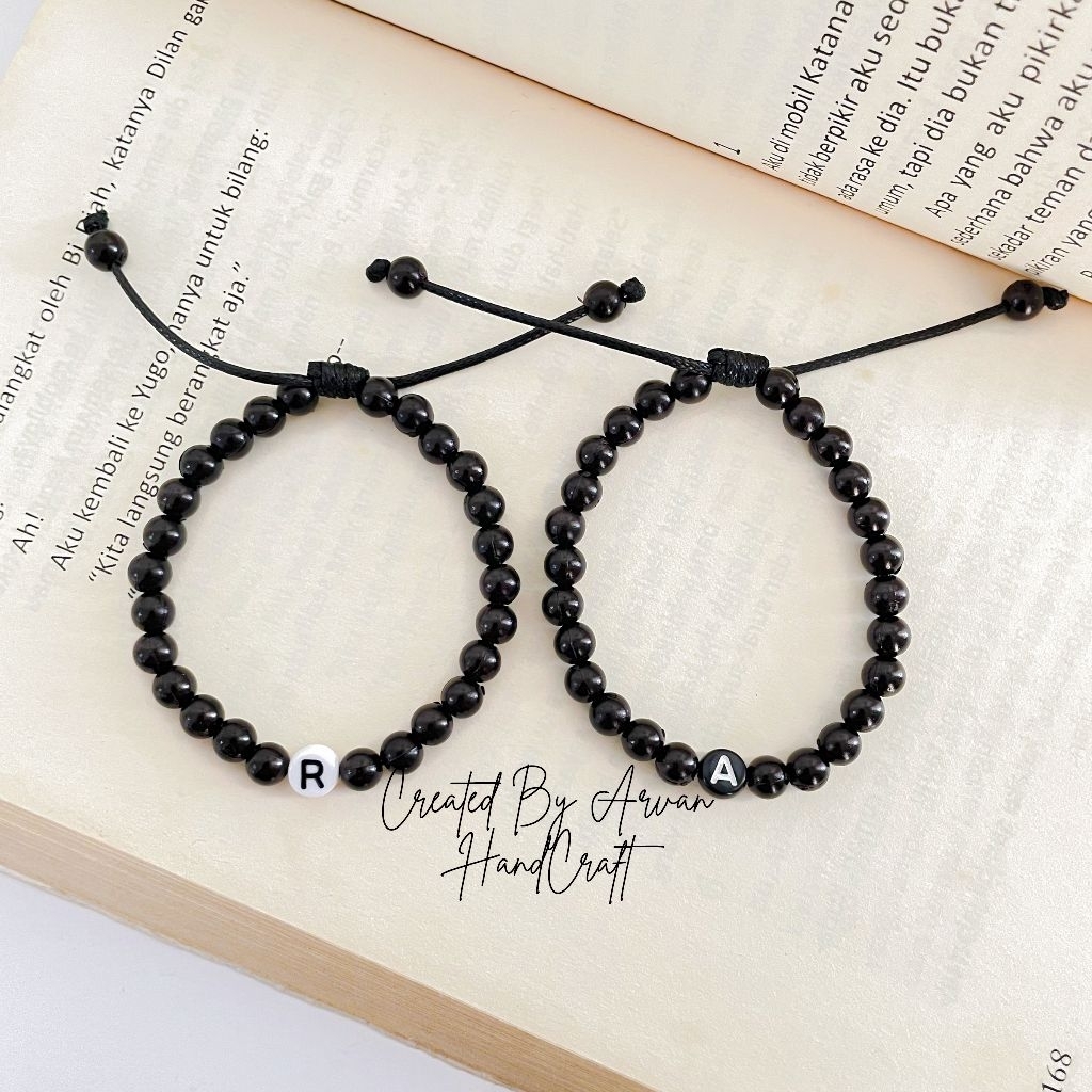 Gelang Mutiara Hitam Inisial Huruf // Gelang Inisial Huruf Bulat Mutiara Hitam Model Serut