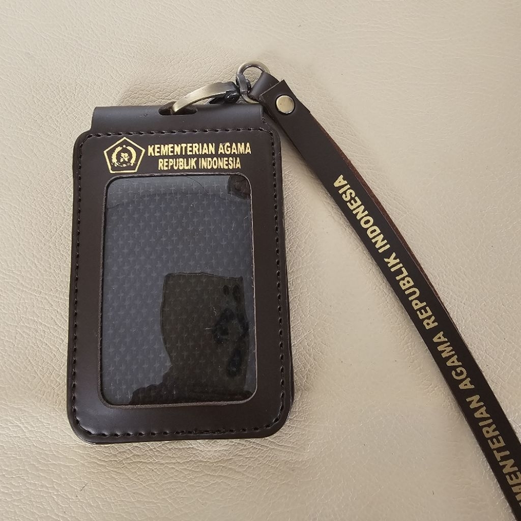 

Tempat Kartu Id Card Kulit Lipat Dengan Logo KEMENAG