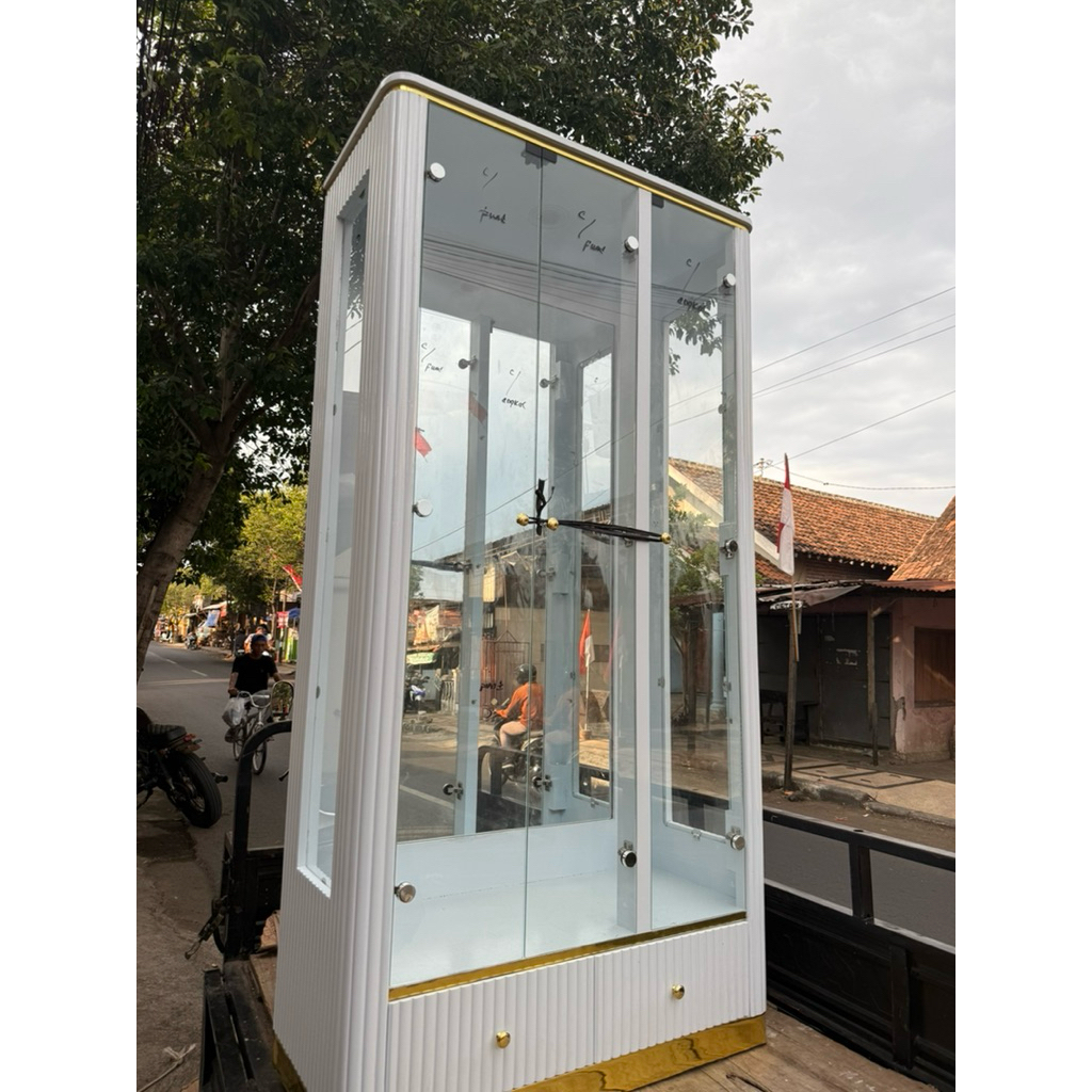 Lemari Kaca Pajangan Minimalis custom
