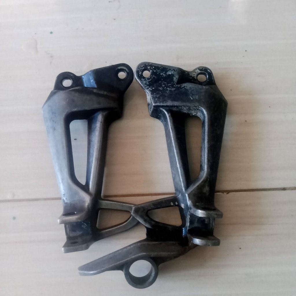 step pijakan kaki Yamaha Vega r New kirim kanan original copotan motor