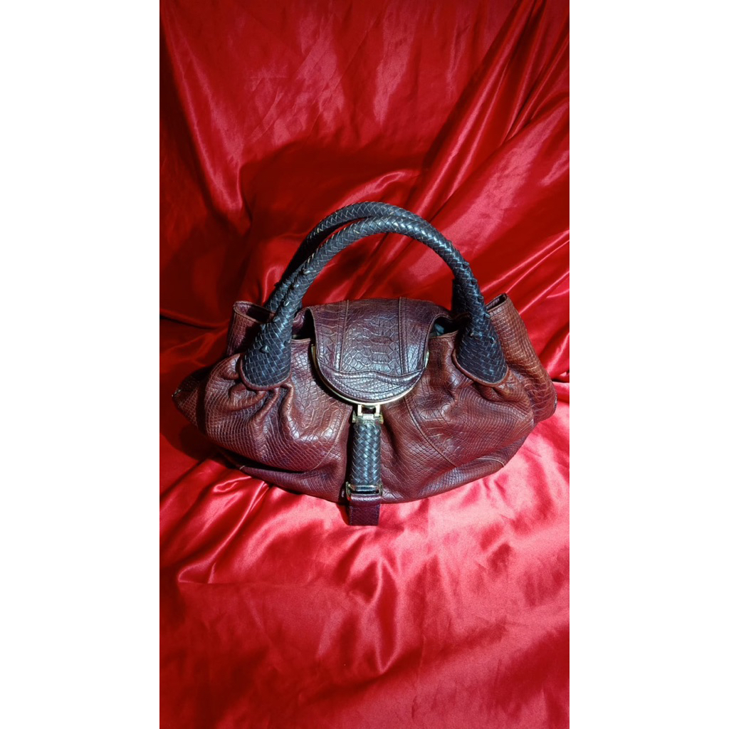 Tas Fendi Spy Tas paling unique Lengkap noser Kulit mulus Ada minus dikit di puring dlm liat foto Mu