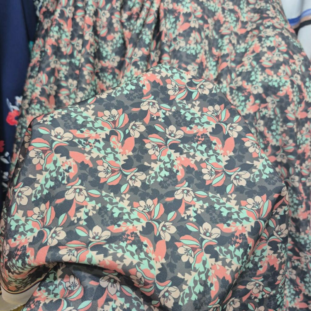 KAIN SATIN PREMIUM MOTIF BUNGA KECIL SISA GARMENT - KAIN SATEN MOTIF KEMBANG KECIL - BAHAN KAIN MOTI