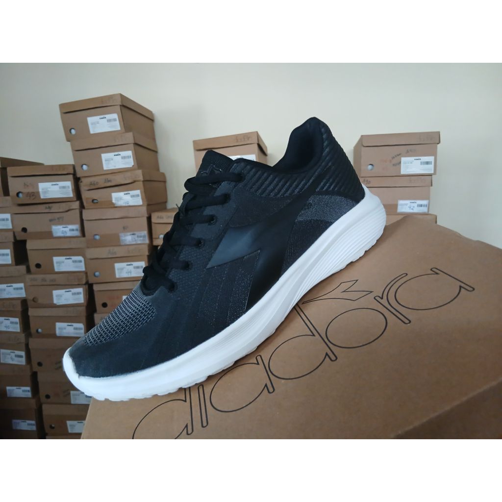 sepatu sport olahraga pria runing diadora hitam original
