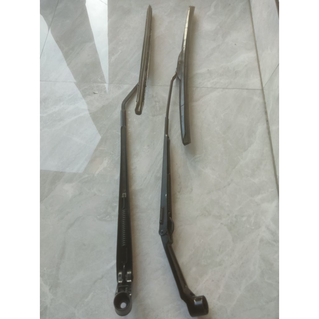 gagang sapu kipas kaca mobil depan