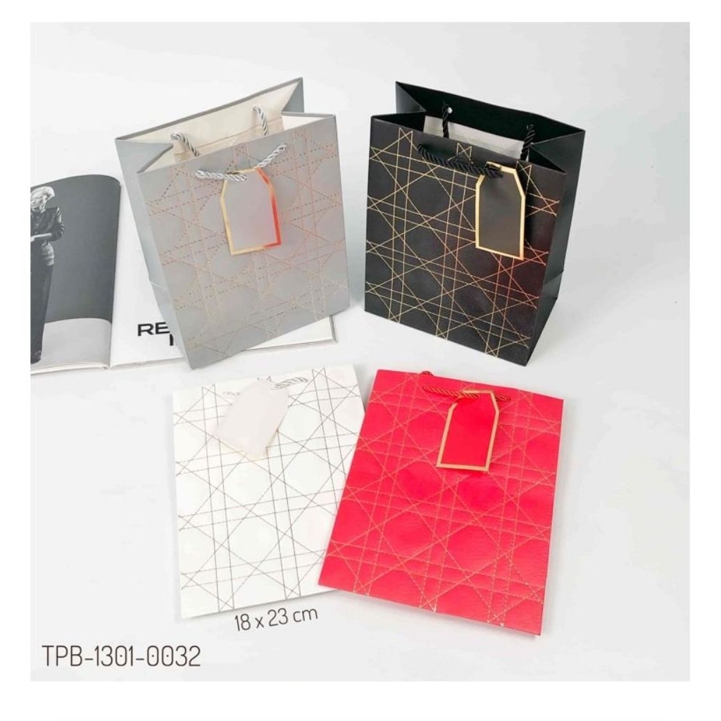 

PAPERBAG BERBAGAI UKURAN & MOTIF(isi 12 pcs)