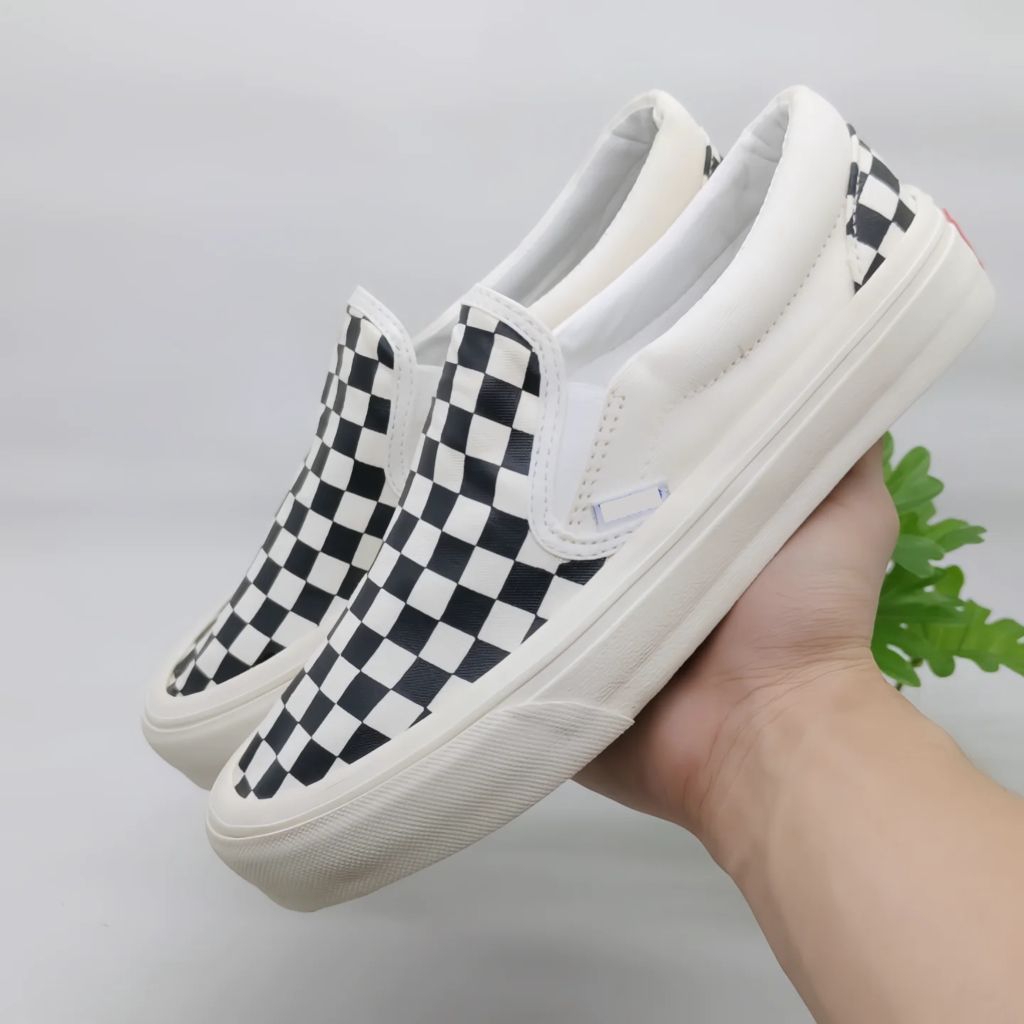 sepatu sneakers slip on putih hitam pria wanita