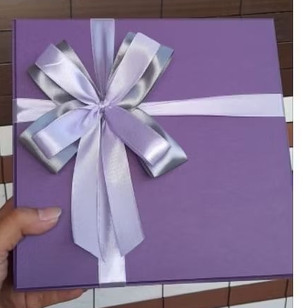 

Kotak Kado Giftbox 21x21x8Cm doff
