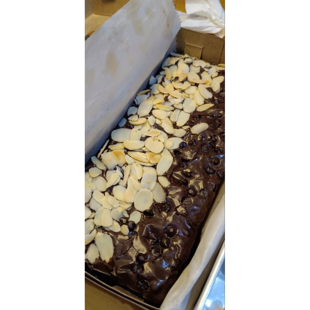 

FUDGY BROWNIS uk 22x10 topping