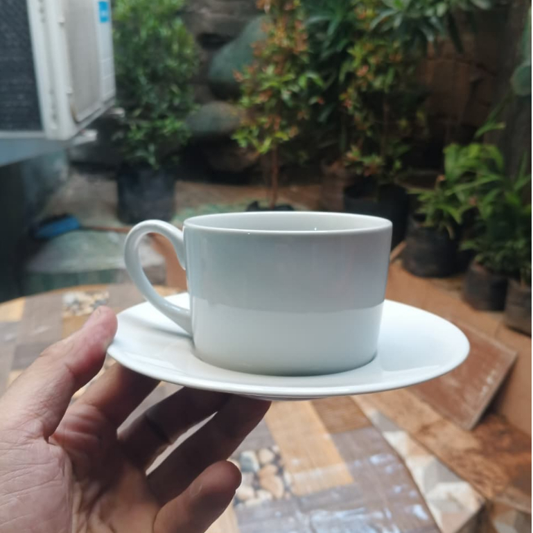 Cangkir kopi dan teh berserta tatakan bahan keramik Warna putih KPB02