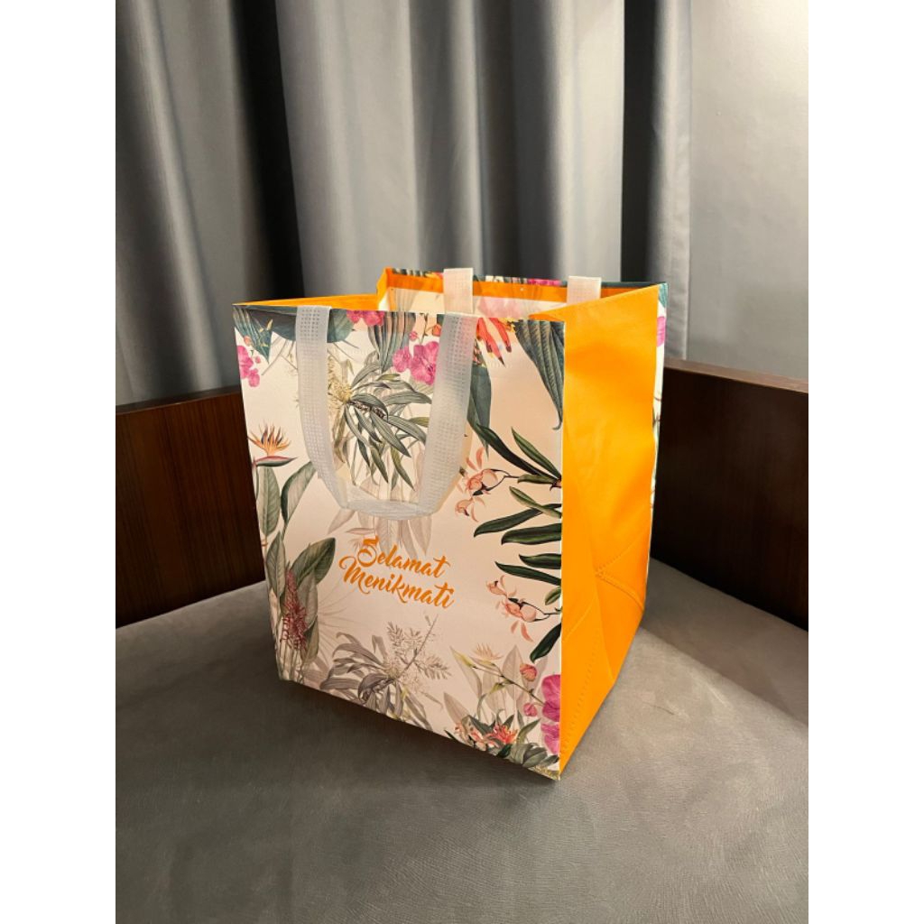 

(1 LUSIN = 12 PCS) TAS HAJATAN SPUNBOND LAMINASI DAUN 22x22 CM / TAS HAJATAN / GOODIEBAG / TAS SPUNBOND TERMURAH / TAS HAJATAN TERMURAH / TAS PARCEL / TAS HAMPERS / TAS BINGKISAN / TAS BELANJA