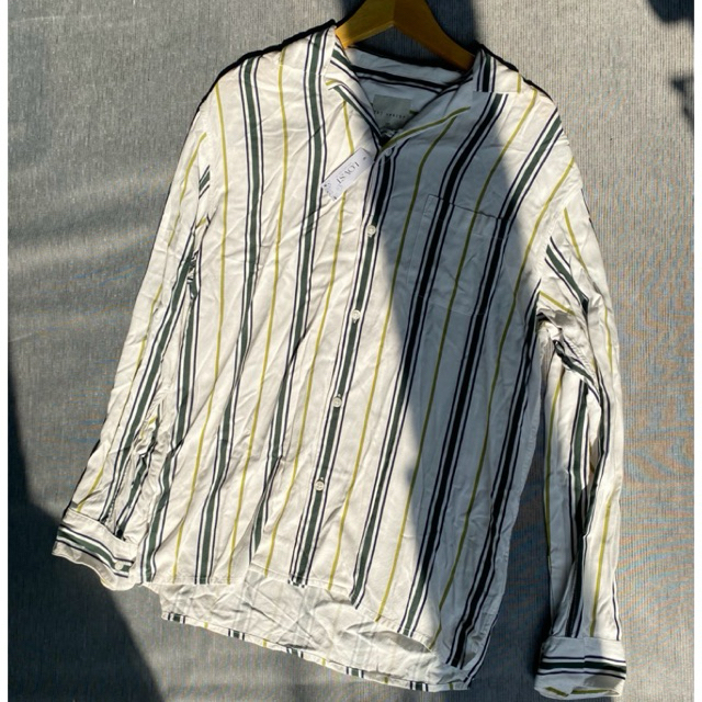 kemeja garis garis putih