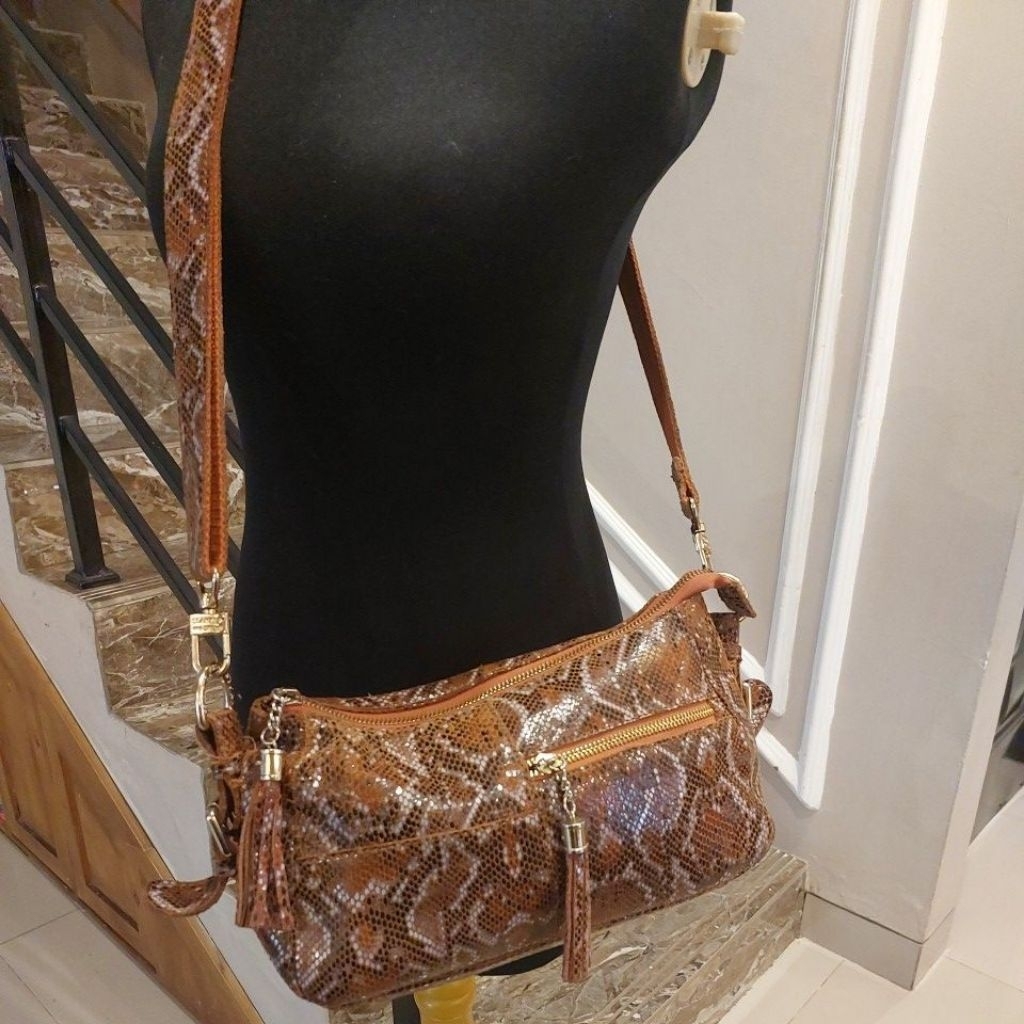 SSAMZIE LEATHER SLING BAG
