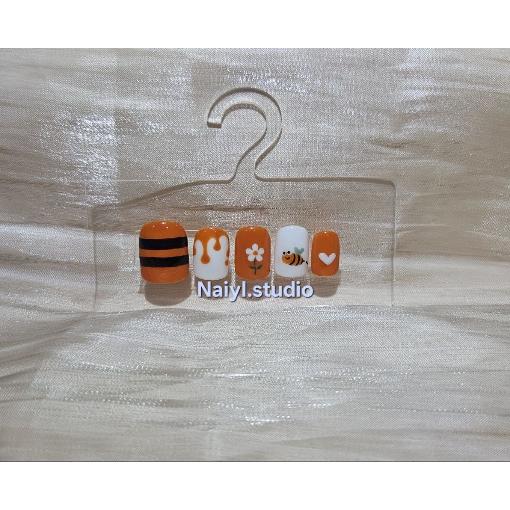 Press on nail custom - bee orange