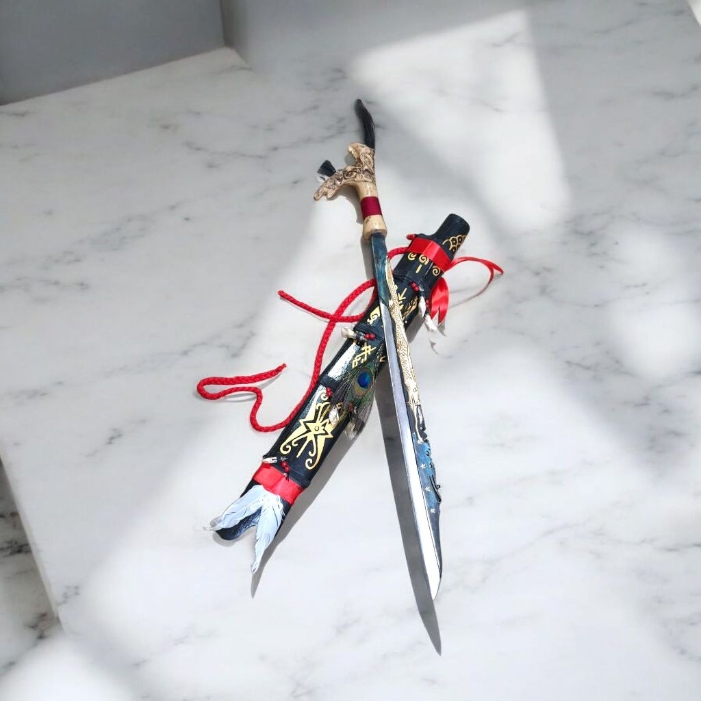 Mandau  suku Dayak  motif Naga Timbul Mandau hias  dekorasi etnik