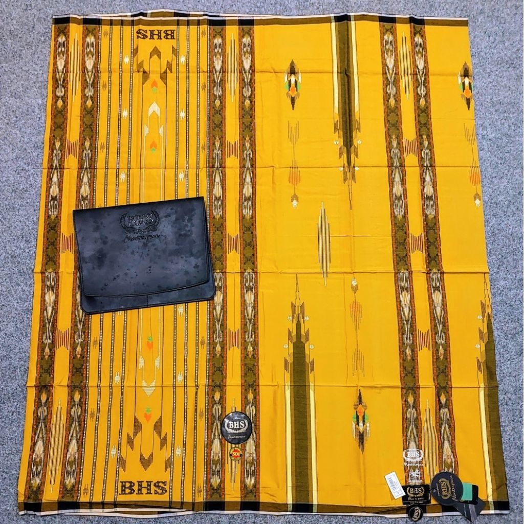 Sarung BHS Masterpiece SDI Gold Warna Kuning Lawas Spunsilk Mercerized Songket Timbul ATBM Limited (