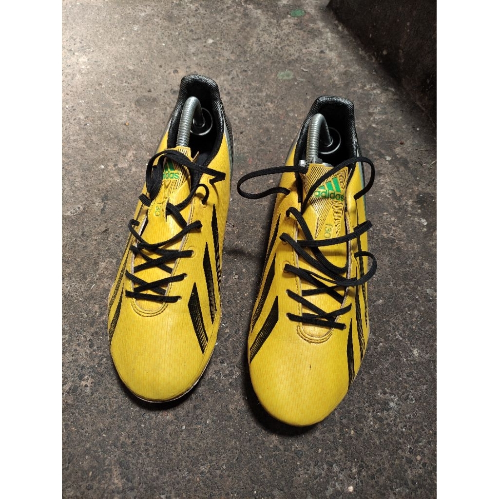 Sepatu Bola Second Adidas F30 size 44