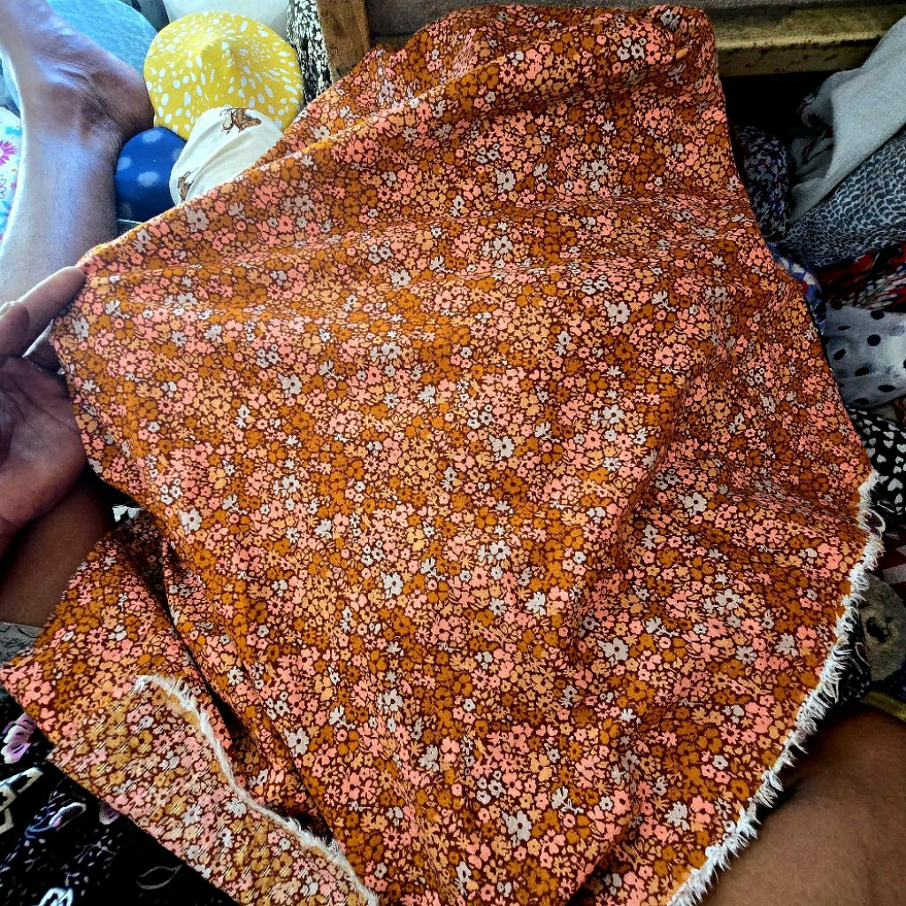 KAIN KATUN DOBY MOTIF BUNGA KECIL SISA GARMENT - KAIN KATUN MOTIF KEMBANG KECIL - BAHAN KAIN MOTIF B