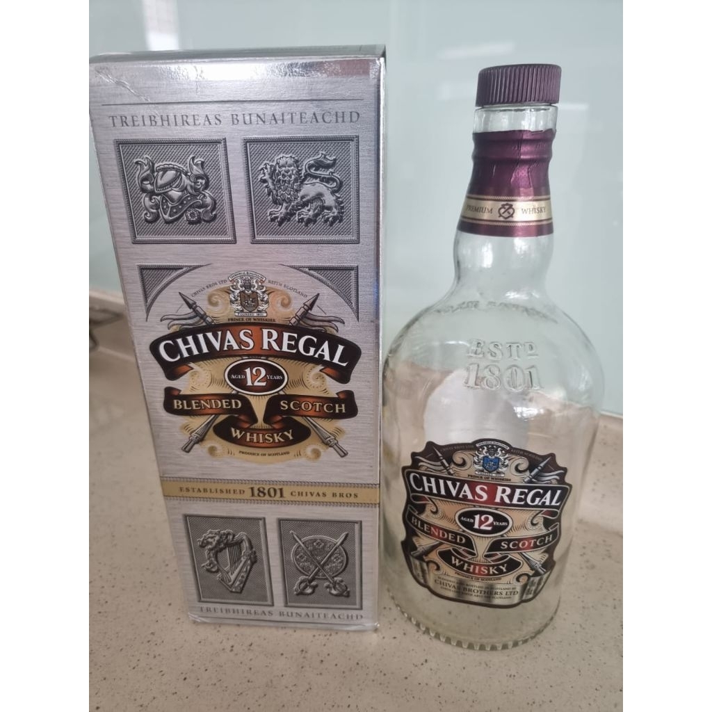 Botol second atau bekas Chivas Regal 12 untuk pajangan