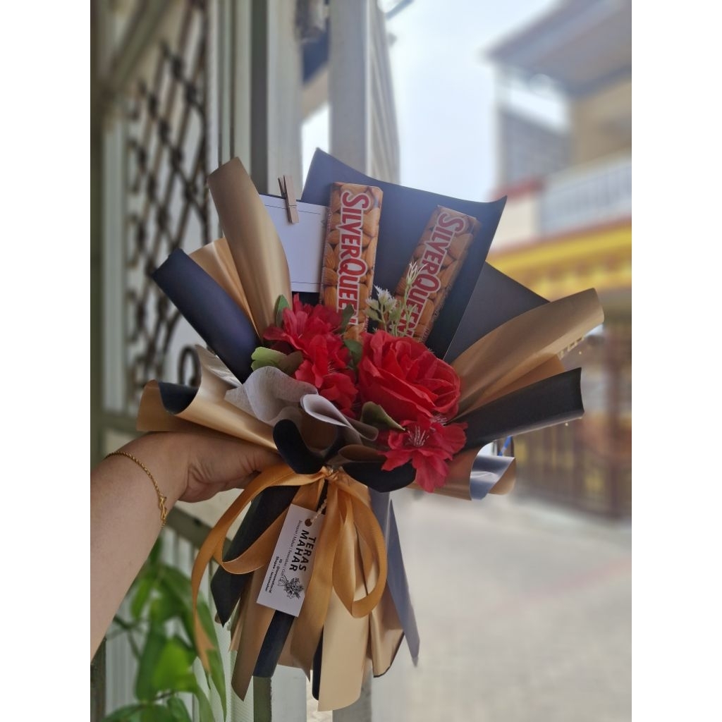 

BUKET COKLAT/ BUKET BUNGA ARTIFICIAL/ BUKET WISUDA/ GRADUATION BUCKET/ SNACK BUKET