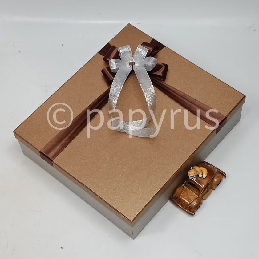 

PAPYRUS Kombinasi 35x40 Tinggi 10cm Kotak Kado Gift Box Hardbox Hampers V1