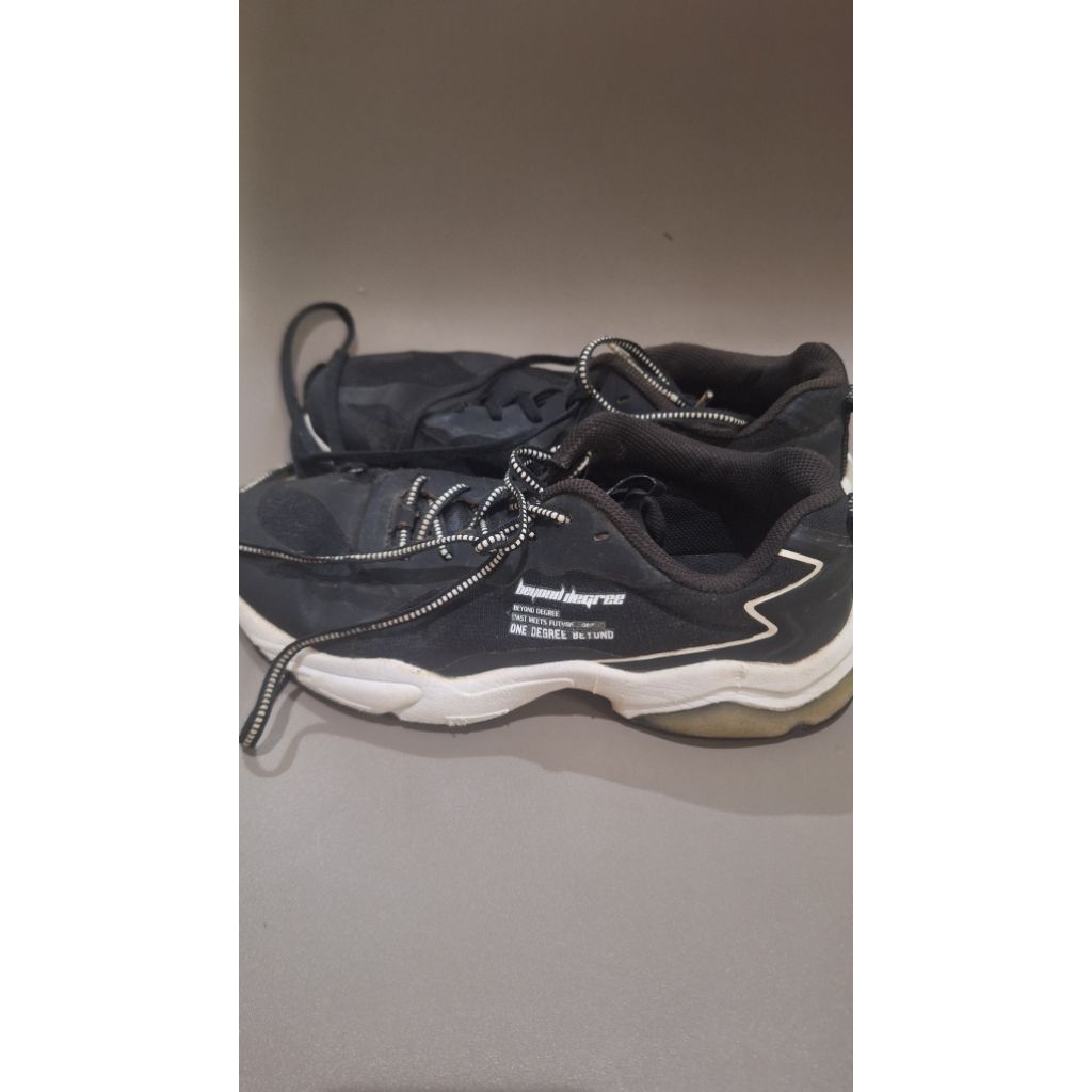 Preloved Sepatu 361 one degree beyond sz 38