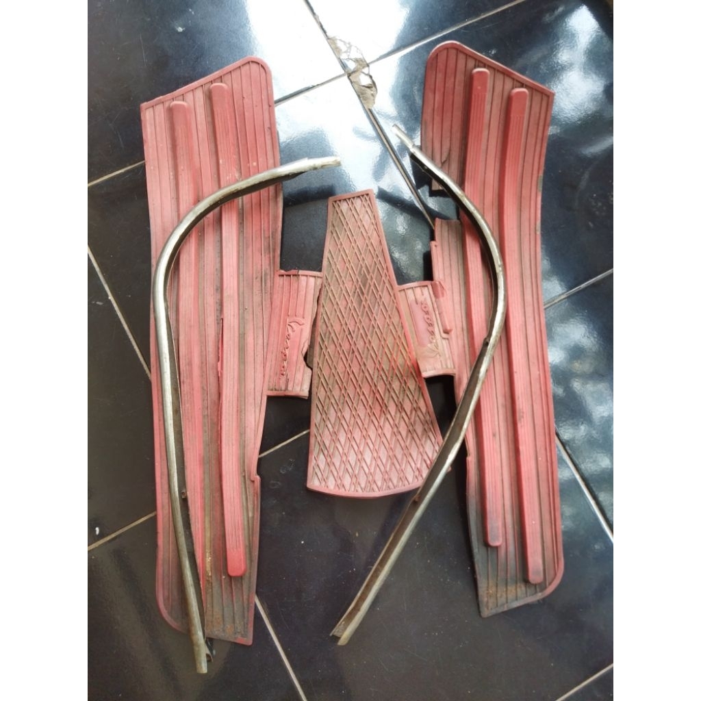 Karpet Dek Vespa Merah Lis Botol Kode Super Sprint Bajaj Copotan Kondisi Sesuai Foto.