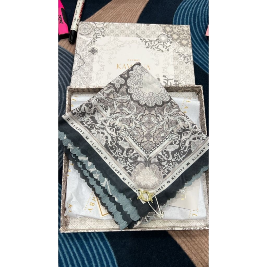 Scarf Wearing Klamby KAWUNA SERIES