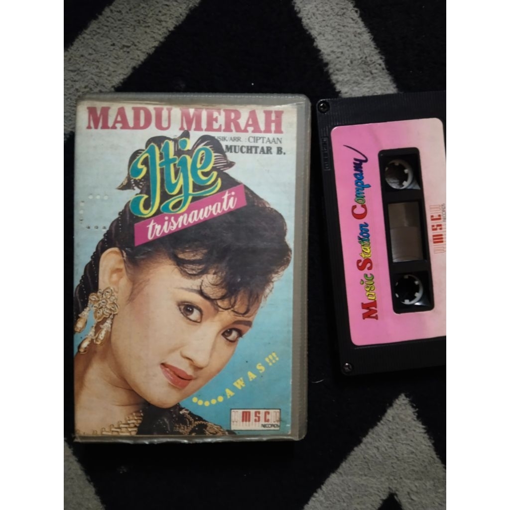 Kaset pita Itje Trisnawati - Madu Merah