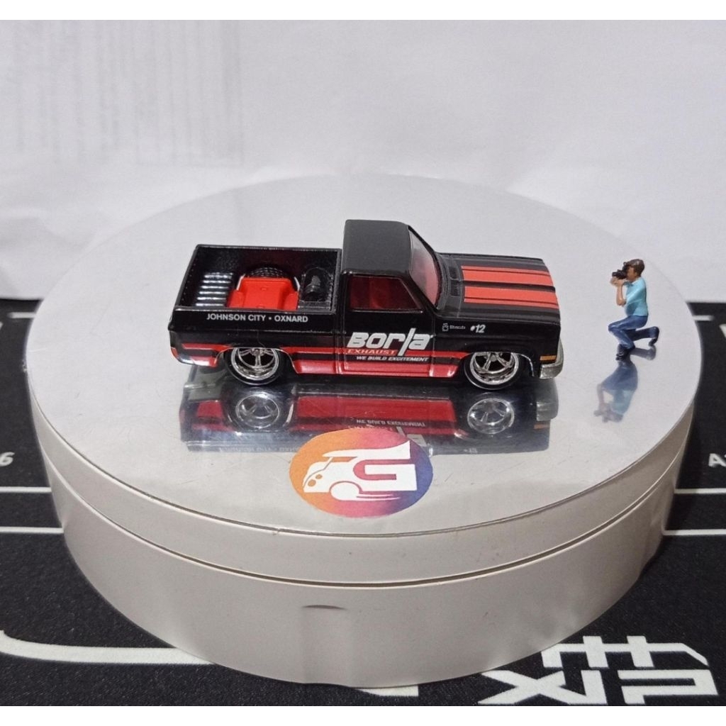Hot wheels premium chevy silverado borla loose ( error tampo belakang turun )