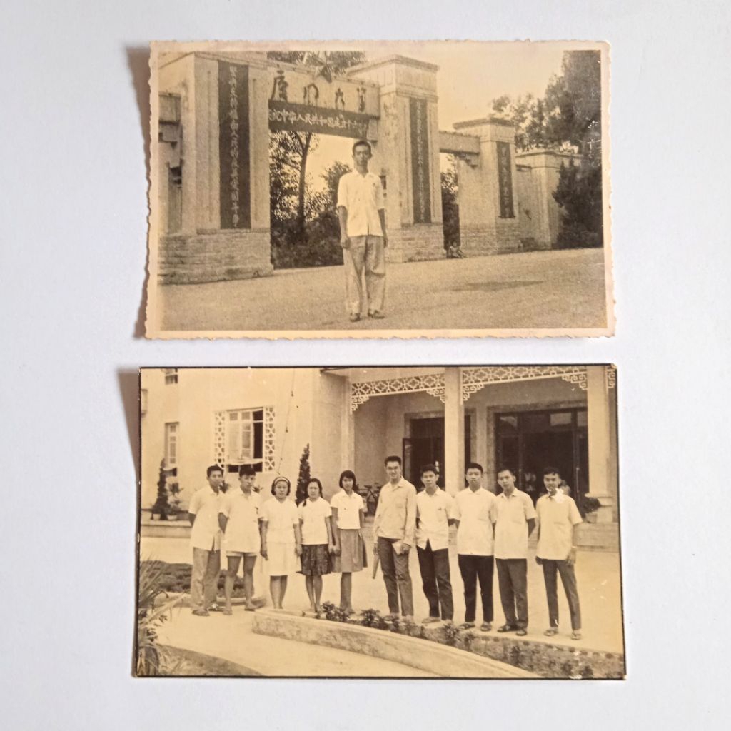 

Antik Vintage Foto Hitam Putih Berfoto Di Negeri Tiongkok 1960an 2 pcs Ukuran Post Card Utuh Layak Koleksi