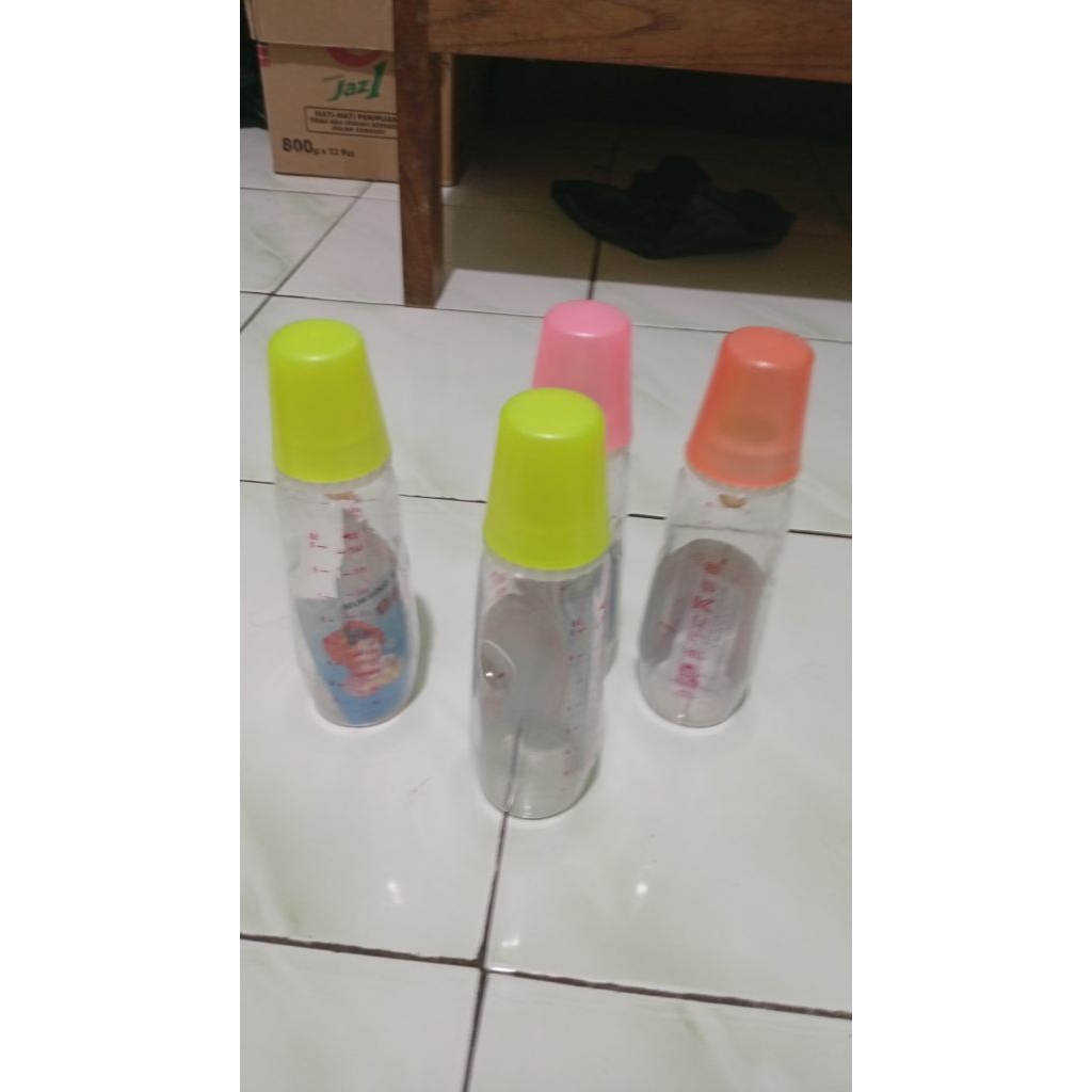 Botol susu bayi ukuran besar 250 cc.