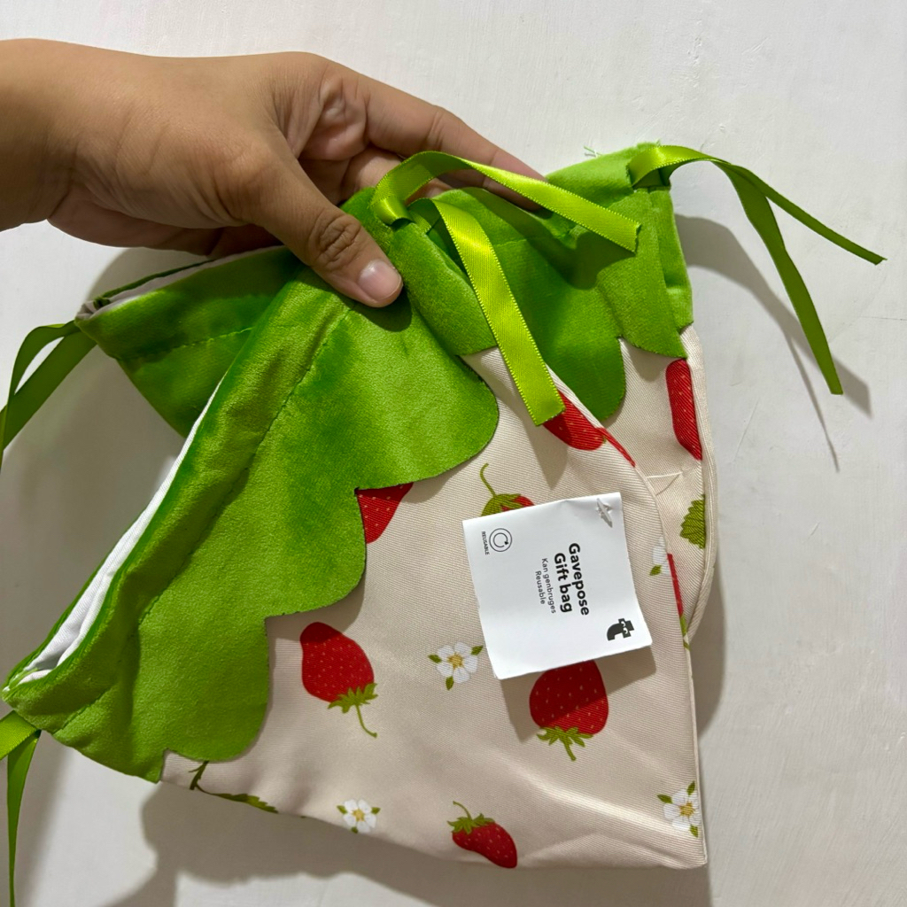 

gavepose gift bag strawberry flying tiger