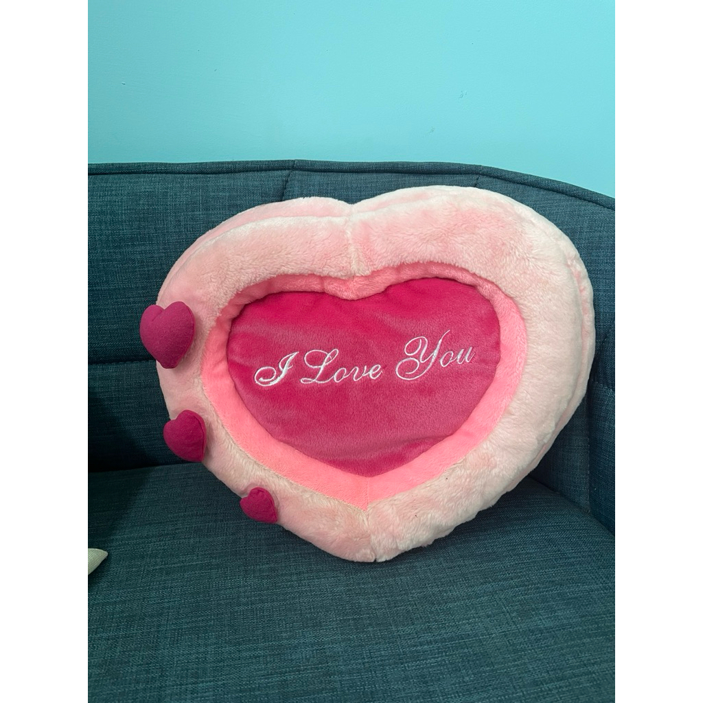Bantal love pink bekas second thrift preloved