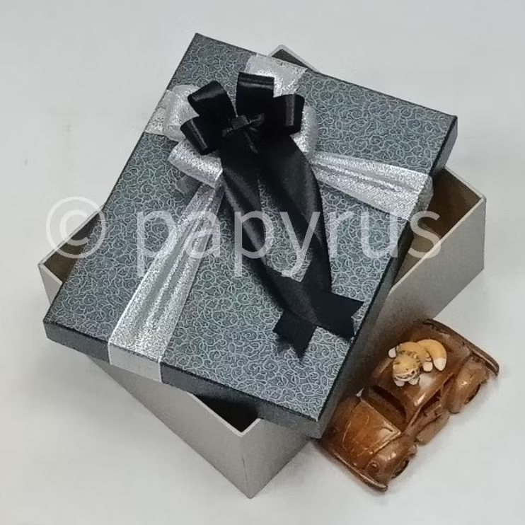 

PAPYRUS Kombinasi 20x25 Tinggi 8cm Kotak Kado Gift Box Hardbox Hampers Hadiah V1