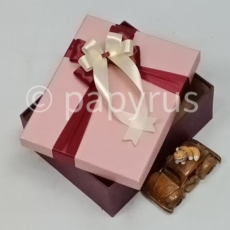 

PAPYRUS Kombinasi 20x25 Tinggi 8cm Kotak Kado Gift Box Hardbox Hampers Hadiah V2