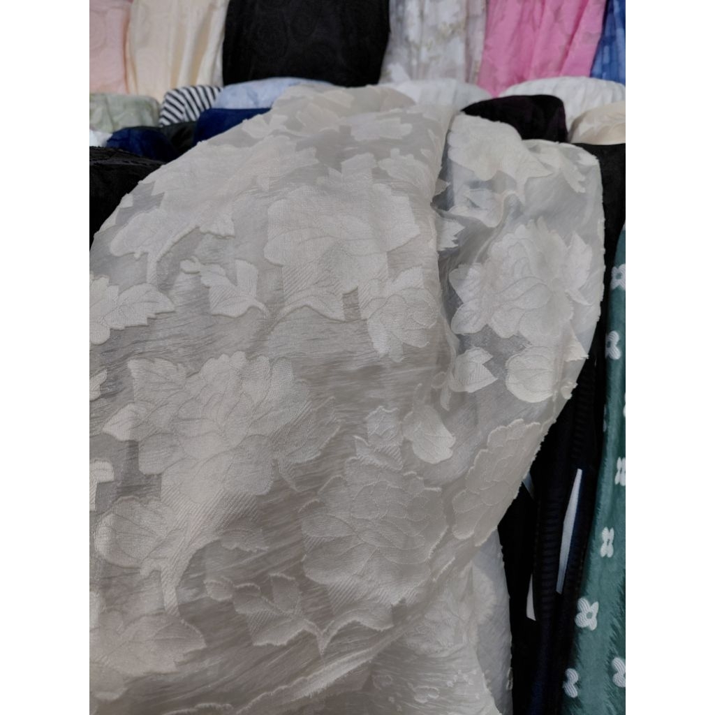 KAIN ORANZA MOTIF TIMBUL ORGANZA SILK MOTIF BUNGA TIMBUL