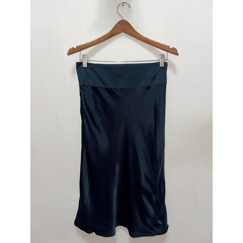 Preloved Uniqlo Midi Satin Skirt Black S