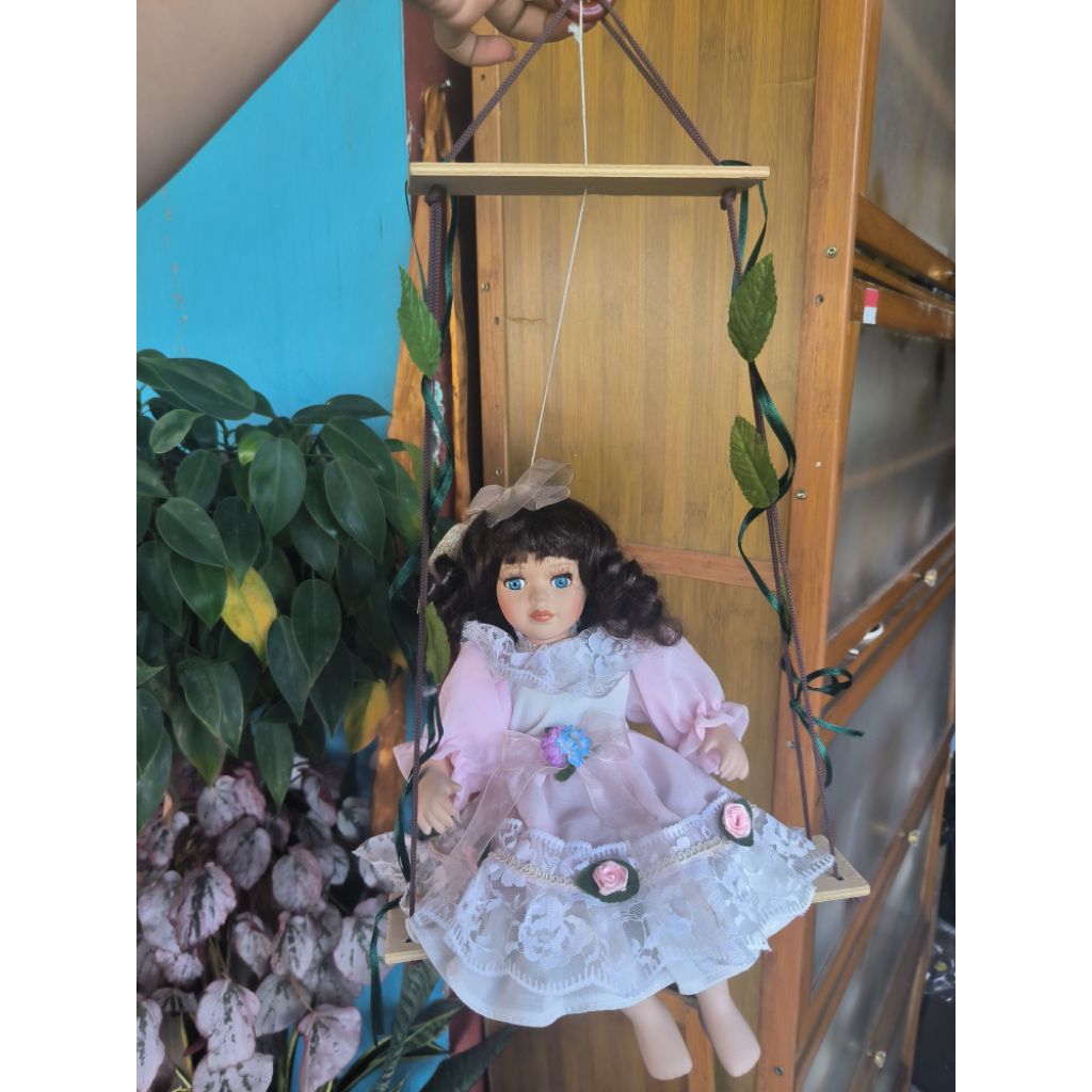 Porcelain doll ayunan vintage