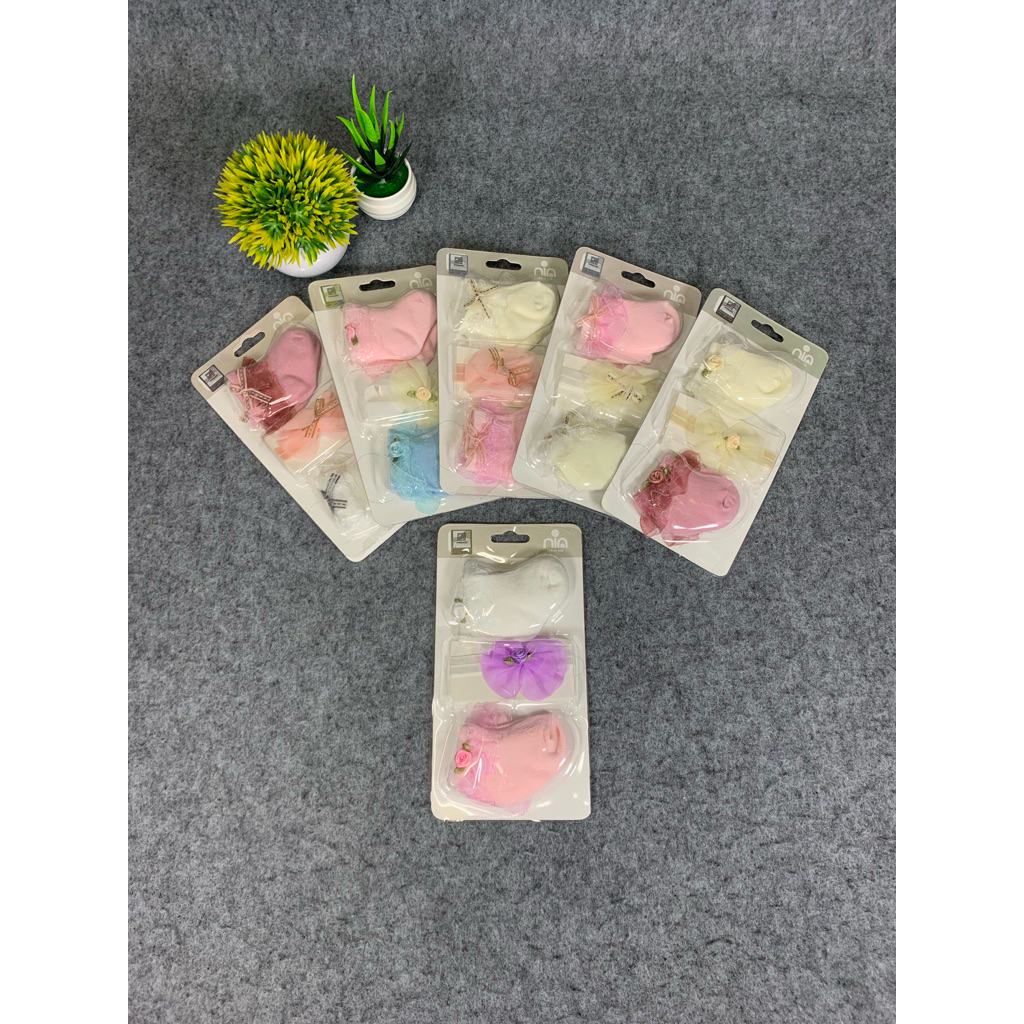 Satu set kaos kaki baby + bando bayi untuk usia ( new born  - 3 bulan )